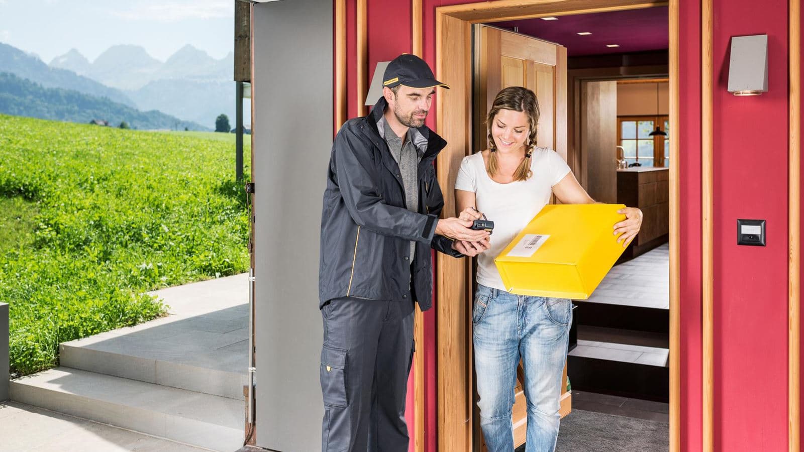 Livreur de la Poste Suisse remettant un colis contre signature