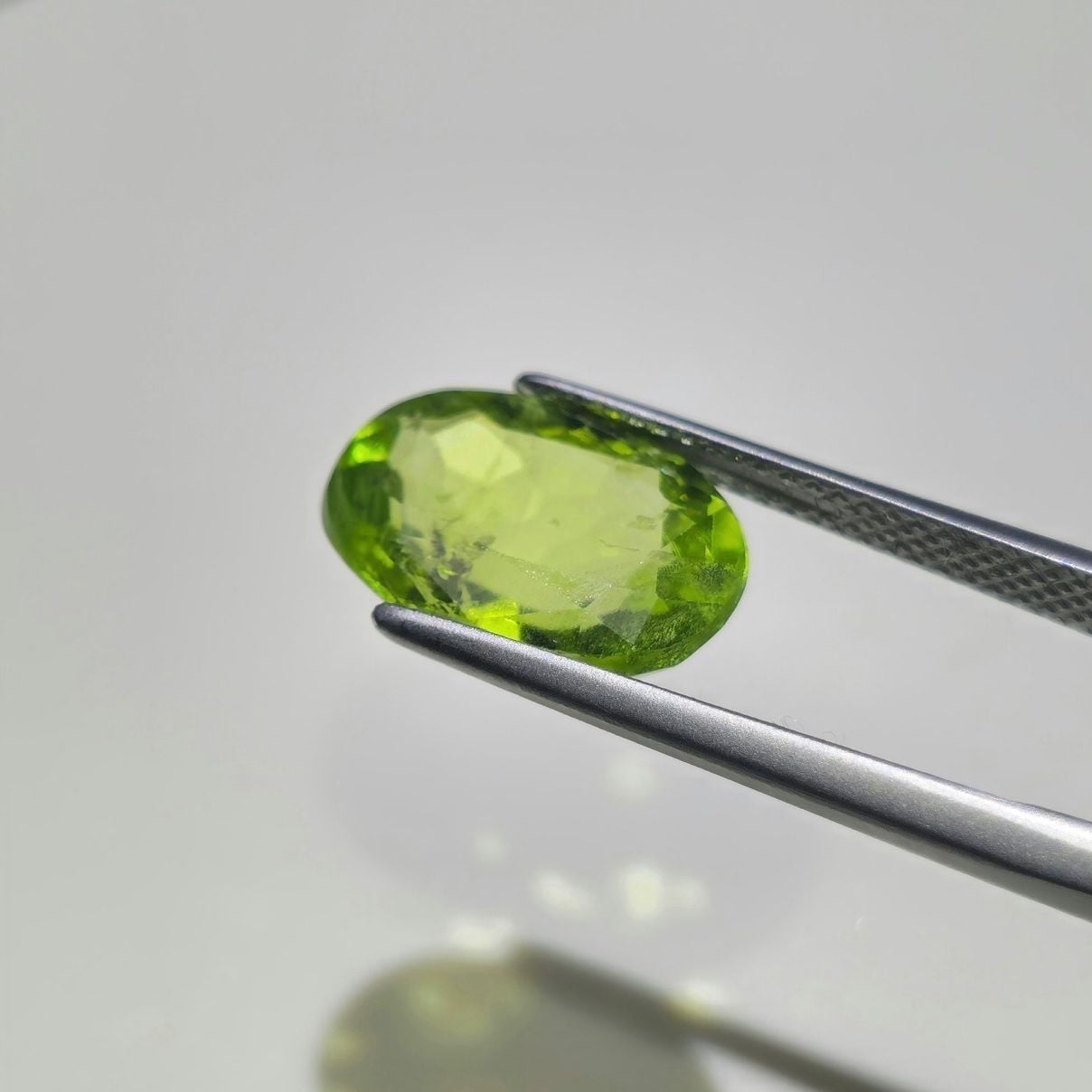 Natural Peridot 5.79 ct – IGI Certified – Oval — Excellent (M-) Gemstones