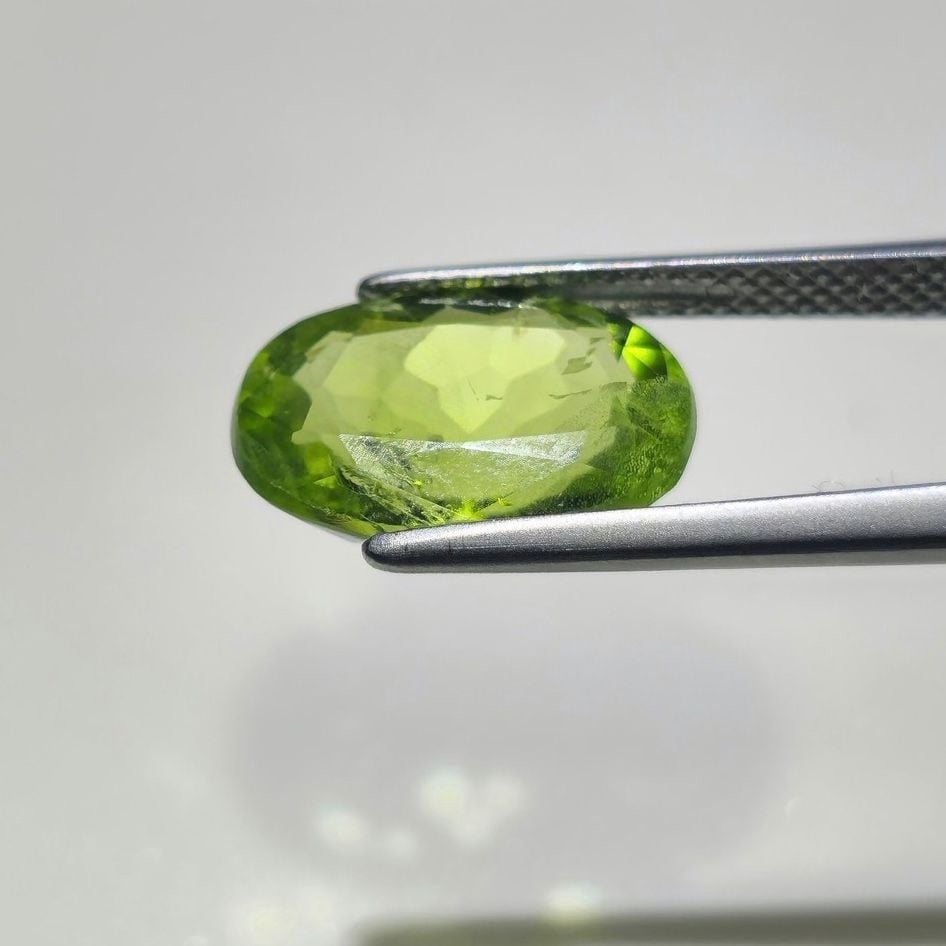 Natural Peridot 5.79 ct – IGI Certified – Oval — Excellent (M-) Gemstones