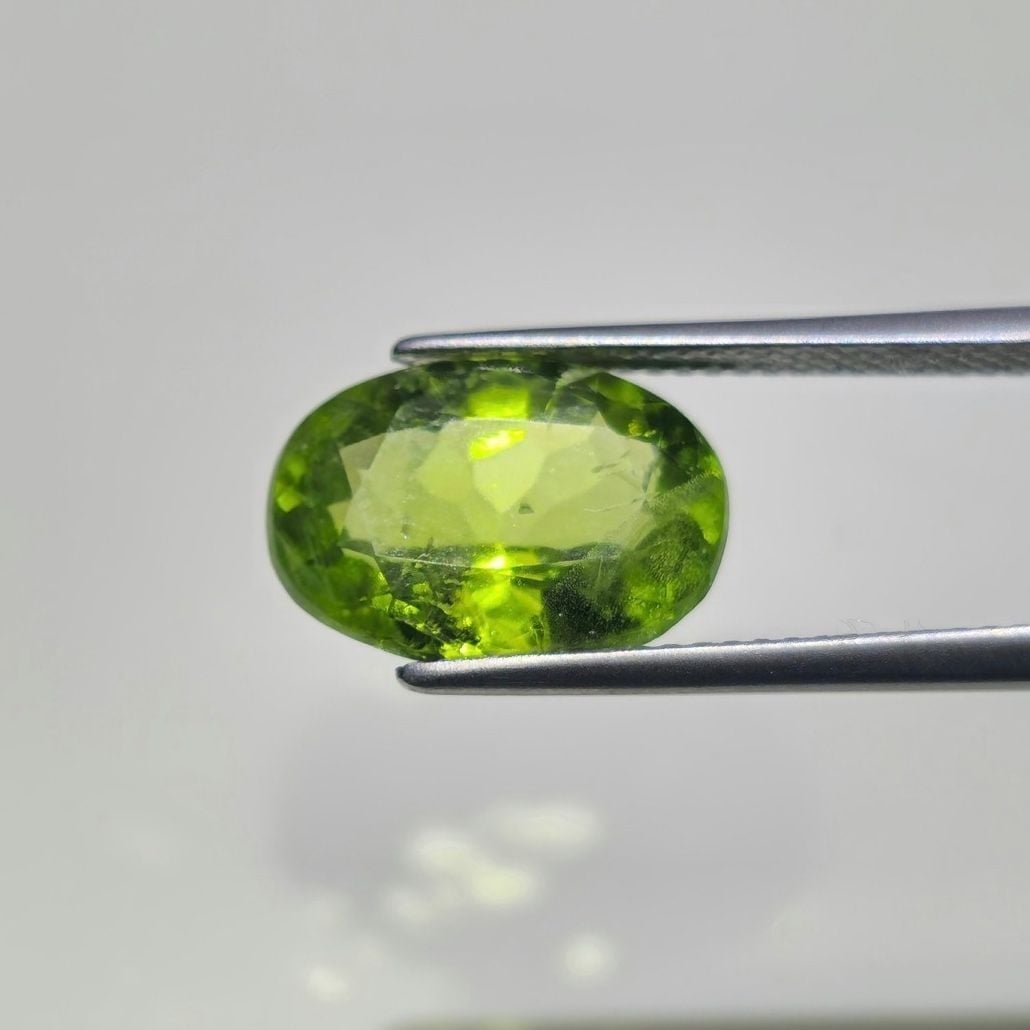 Natural Peridot 5.79 ct – IGI Certified – Oval — Excellent (M-) Gemstones