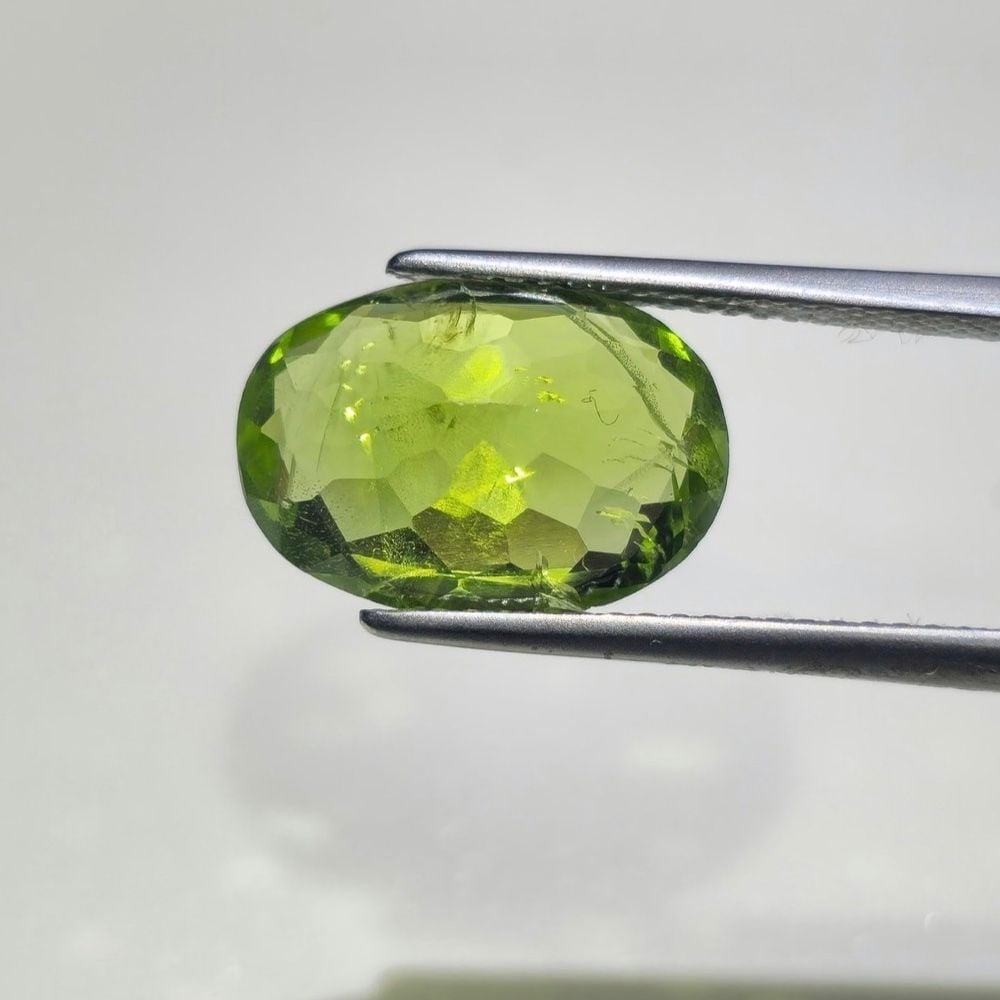 Natural Peridot 5.79 ct – IGI Certified – Oval — Excellent (M-) Gemstones