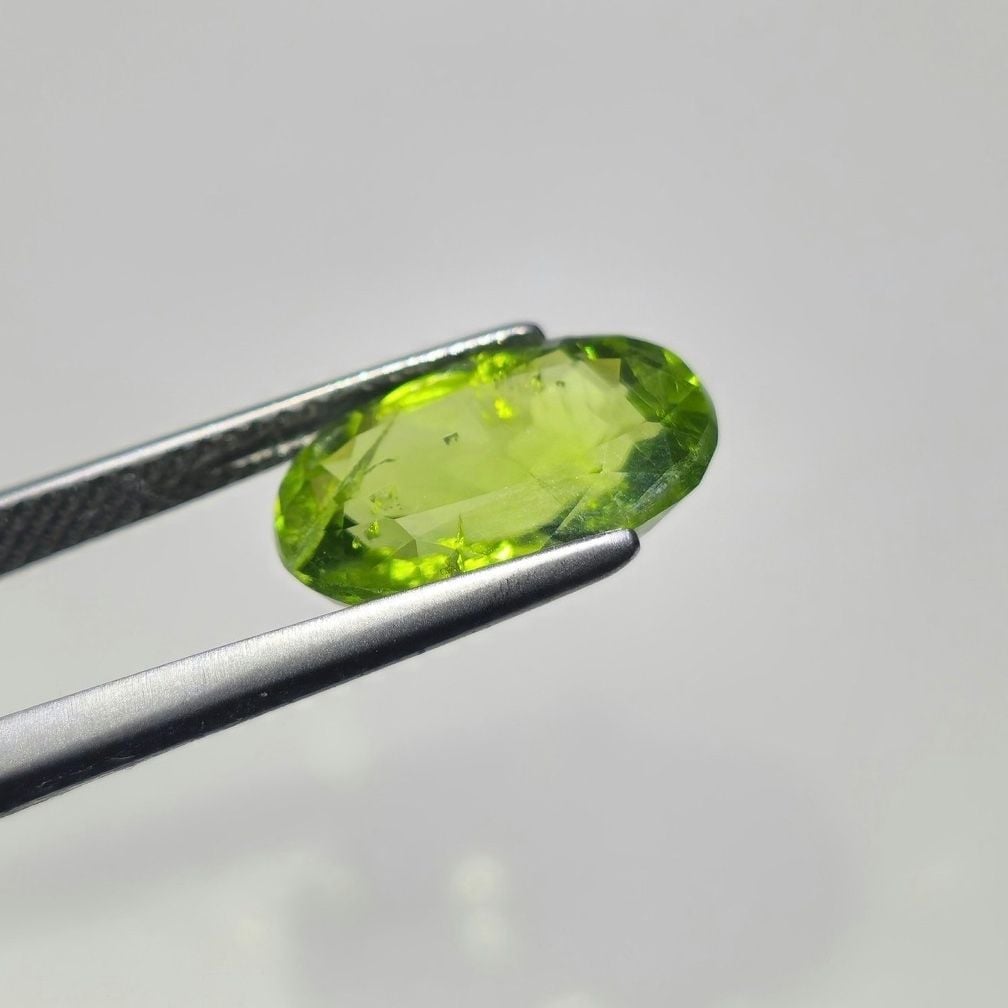 Natürlicher Peridot 5,79 ct – IGI zertifiziert – Oval — Exzellenter Zustand (M-) Edelsteine