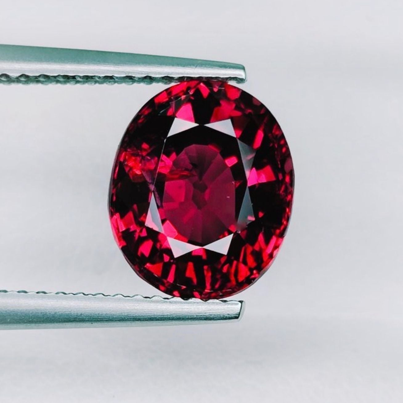 Natural Rhodolite 3.97 ct – IGI Certified — Excellent (M-) Gemstones