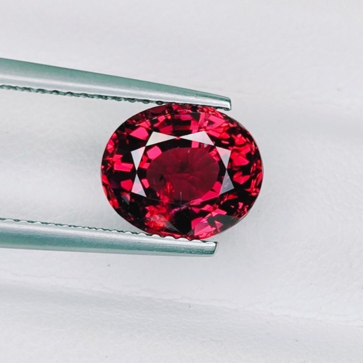 Natural Rhodolite 3.97 ct – IGI Certified — Excellent (M-) Gemstones