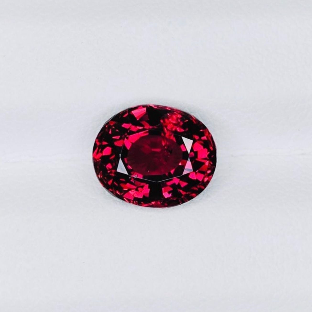 Natürlicher Rhodolith 3,97 ct – IGI zertifiziert — Exzellenter Zustand (M-) Edelsteine