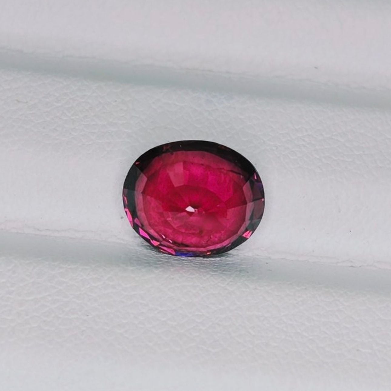 Natural Rhodolite 3.97 ct – IGI Certified — Excellent (M-) Gemstones