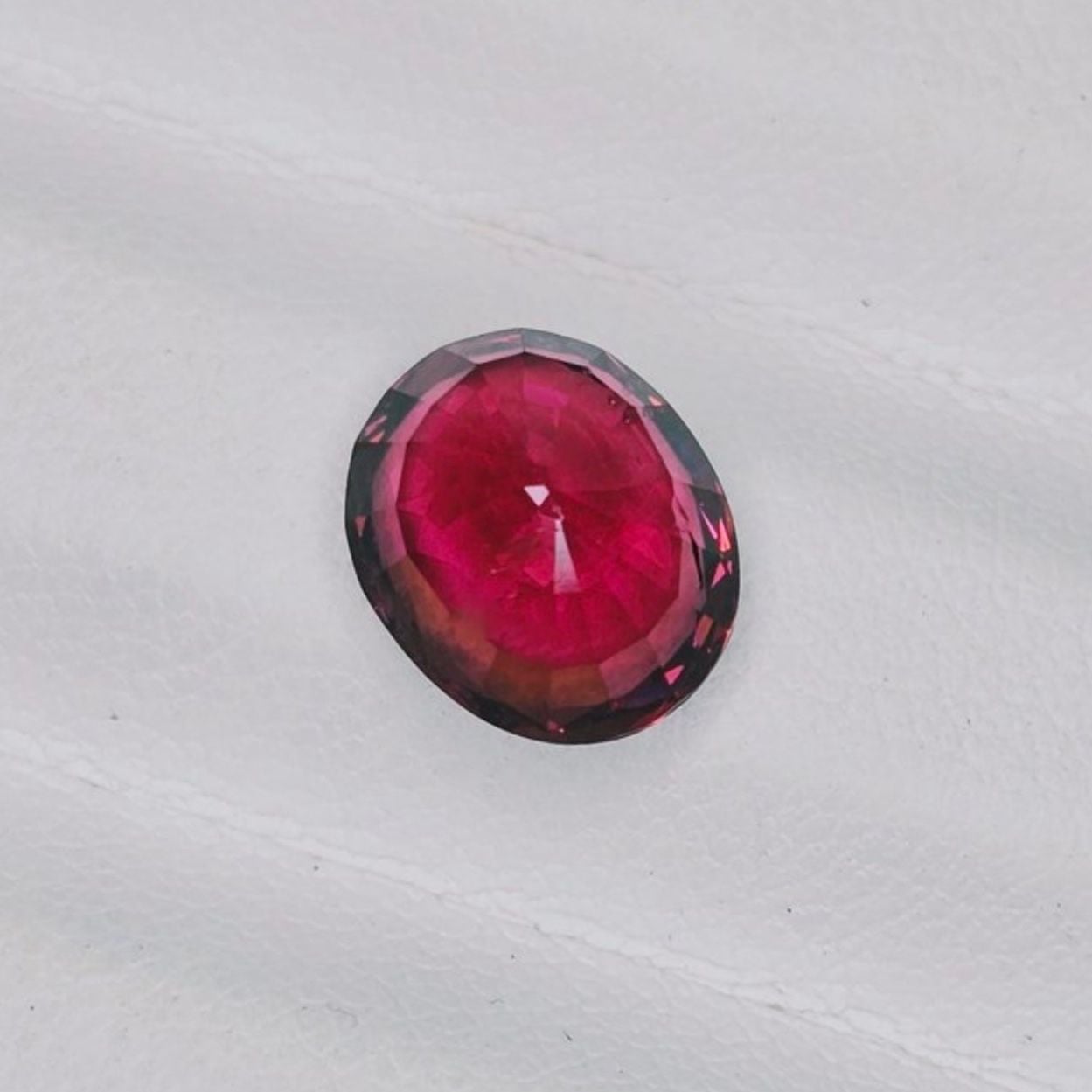 Natürlicher Rhodolith 3,97 ct – IGI zertifiziert — Exzellenter Zustand (M-) Edelsteine