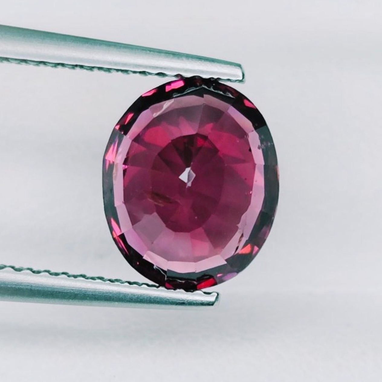 Natural Rhodolite 3.97 ct – IGI Certified — Excellent (M-) Gemstones