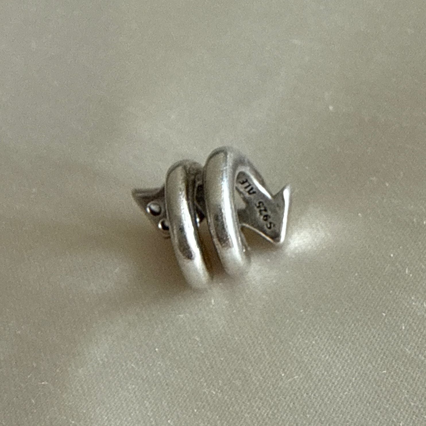 Twisting Arrow Charm — Excellent (M-) Necklaces & pendants
