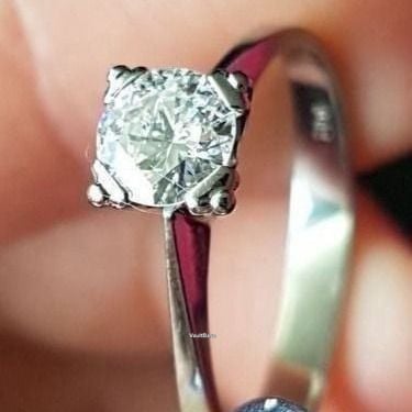 Edler Solitärring mit 1 Brillant — rings