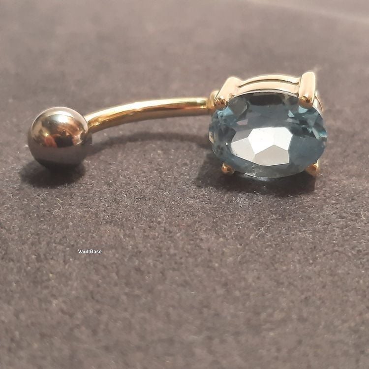 Gold-Bauchnabelpiercing mit Topas Edelstein — other