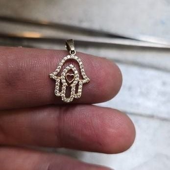 Hamsa Fatimas Hand Anhänger mit Zirkonen Gold 585 — necklaces