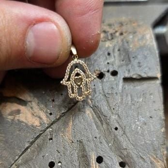 Hamsa Fatimas Hand Anhänger mit Zirkonen Gold 585 — necklaces