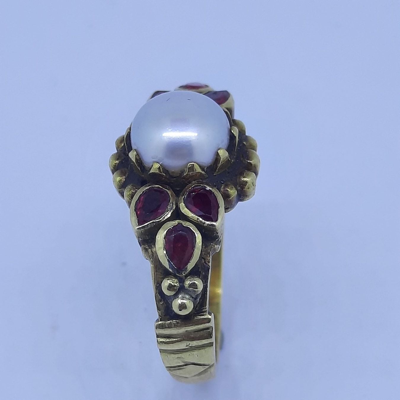 Goldring mit wunderschöner Perle sowie 6 Rubin Edelsteine — rings