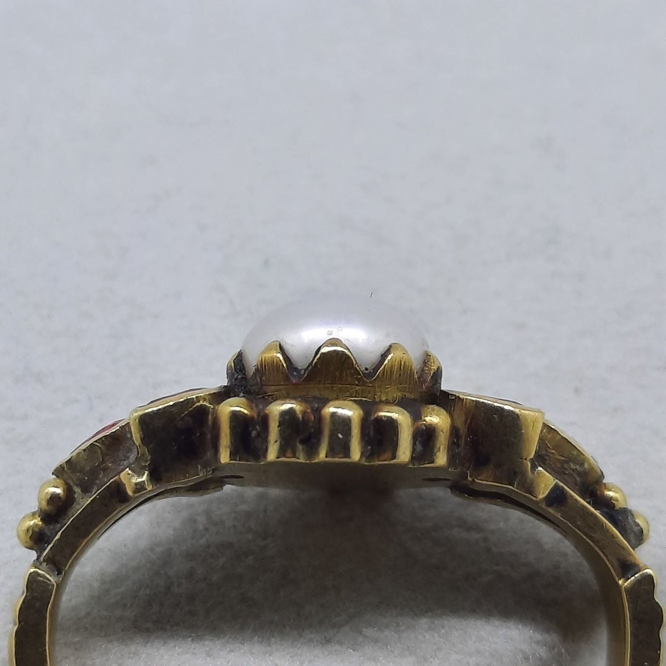 Goldring mit wunderschöner Perle sowie 6 Rubin Edelsteine — rings