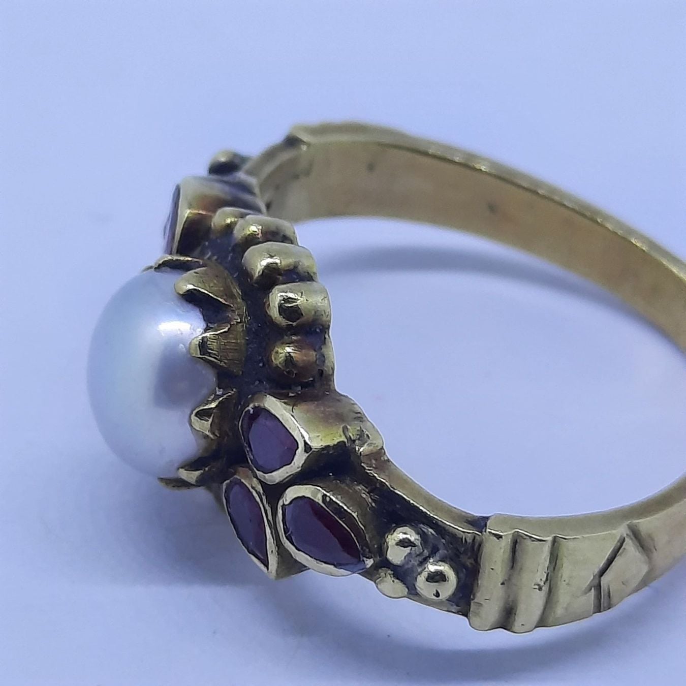 Goldring mit wunderschöner Perle sowie 6 Rubin Edelsteine — rings