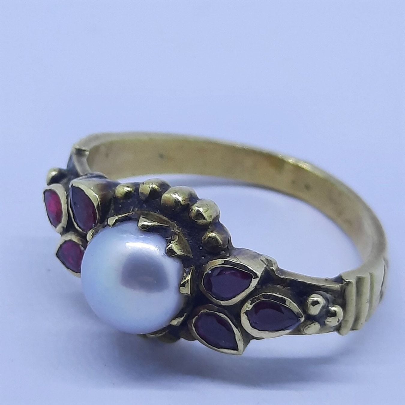Goldring mit wunderschöner Perle sowie 6 Rubin Edelsteine — rings