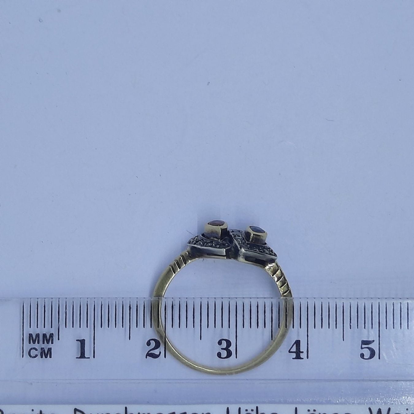 Incantevole anello in oro con diverse pietre preziose — Buono (VG) Anelli