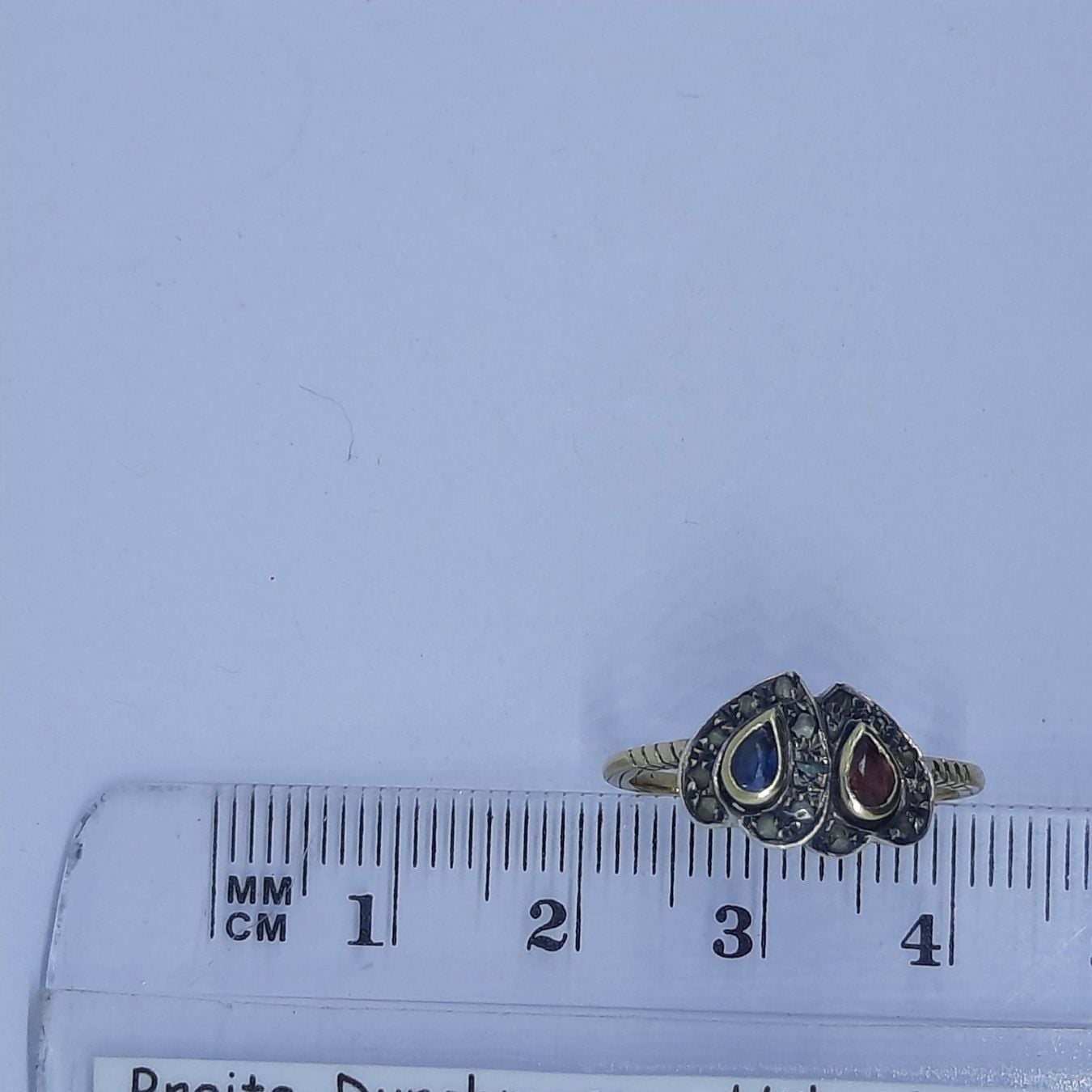 Bezaubernder Goldring mit diversen Edelsteinen — rings