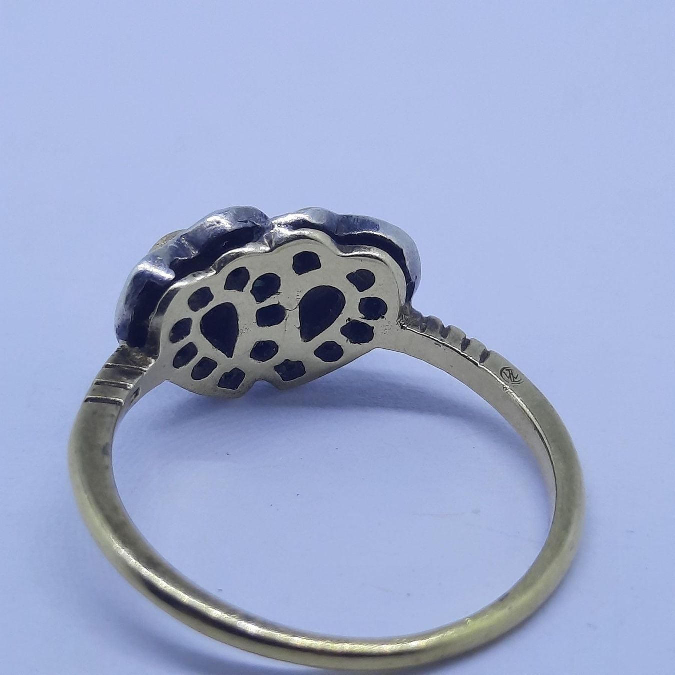 Incantevole anello in oro con diverse pietre preziose — Buono (VG) Anelli