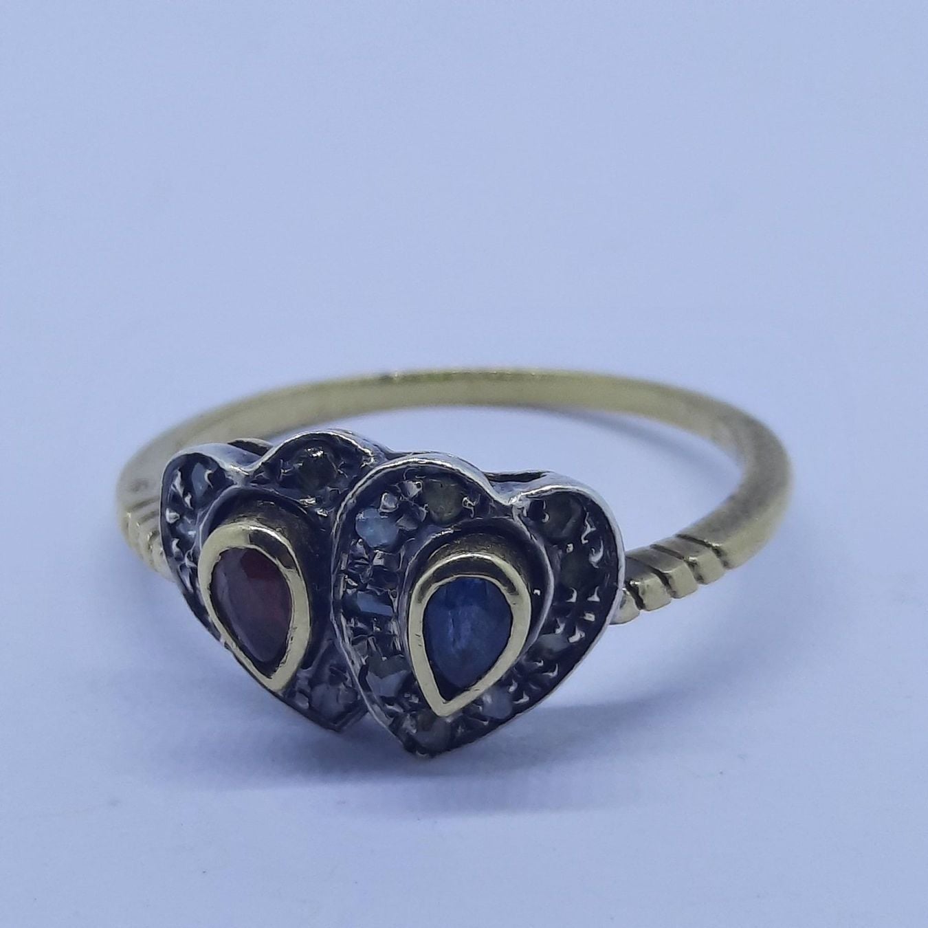 Bezaubernder Goldring mit diversen Edelsteinen — rings