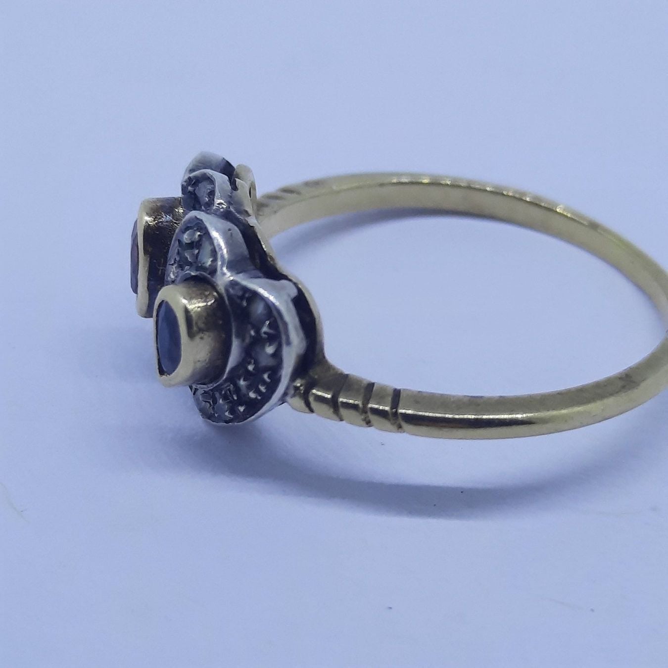 Bezaubernder Goldring mit diversen Edelsteinen — rings
