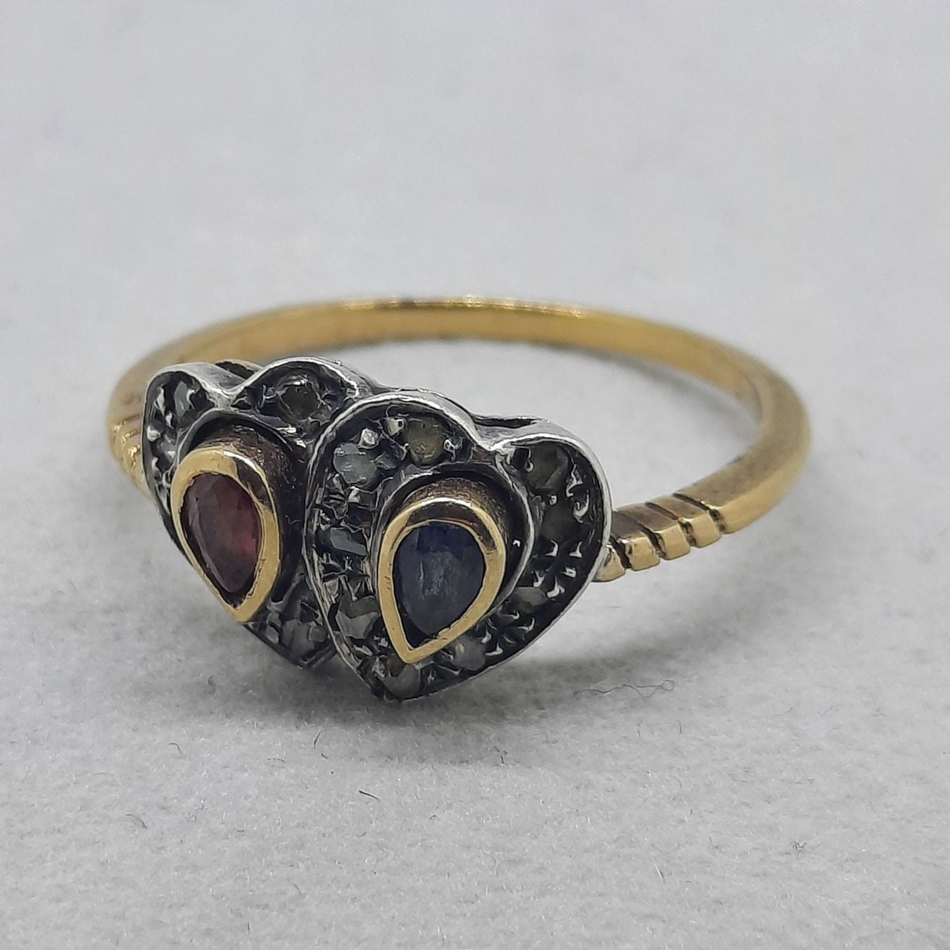 Bezaubernder Goldring mit diversen Edelsteinen — rings