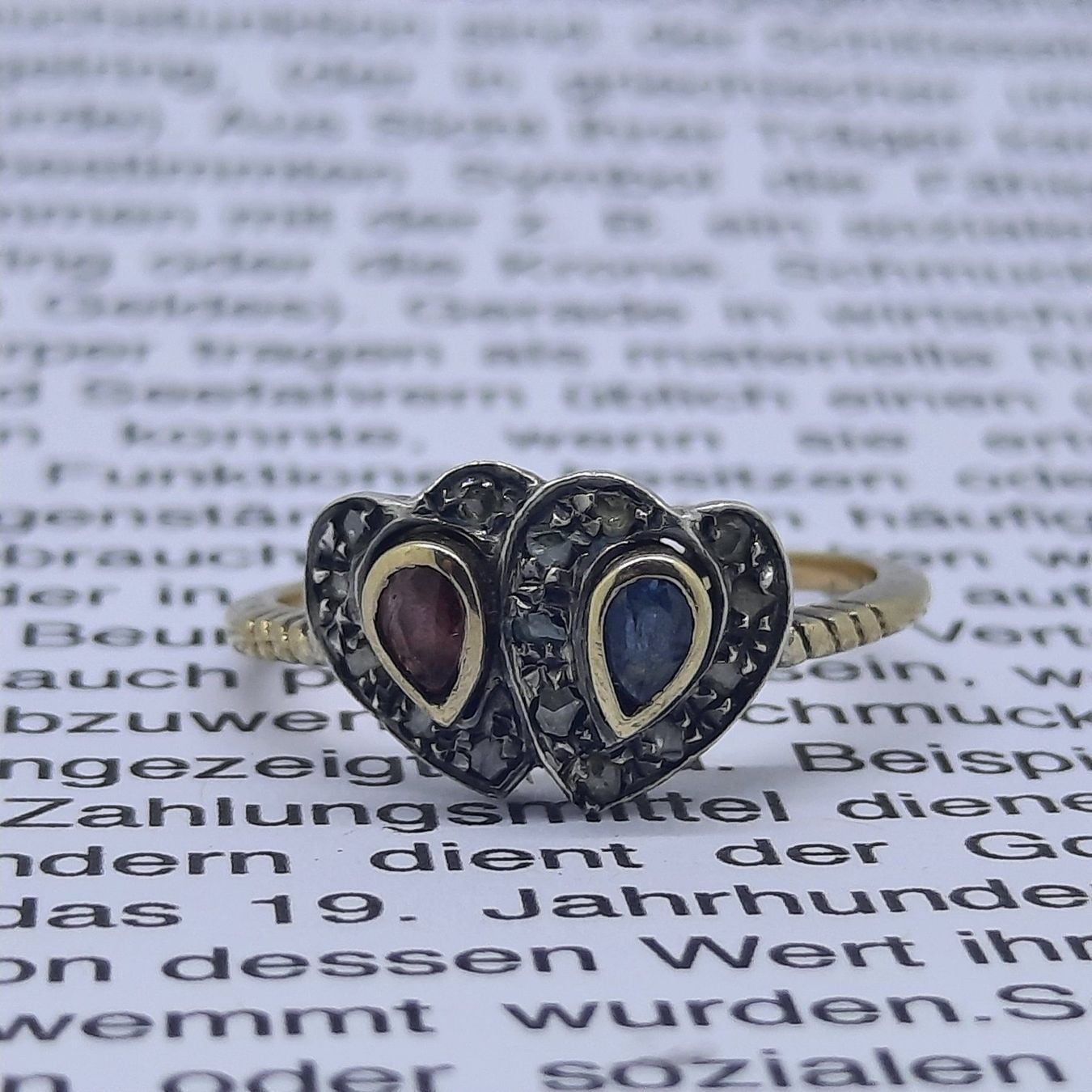 Bezaubernder Goldring mit diversen Edelsteinen — rings