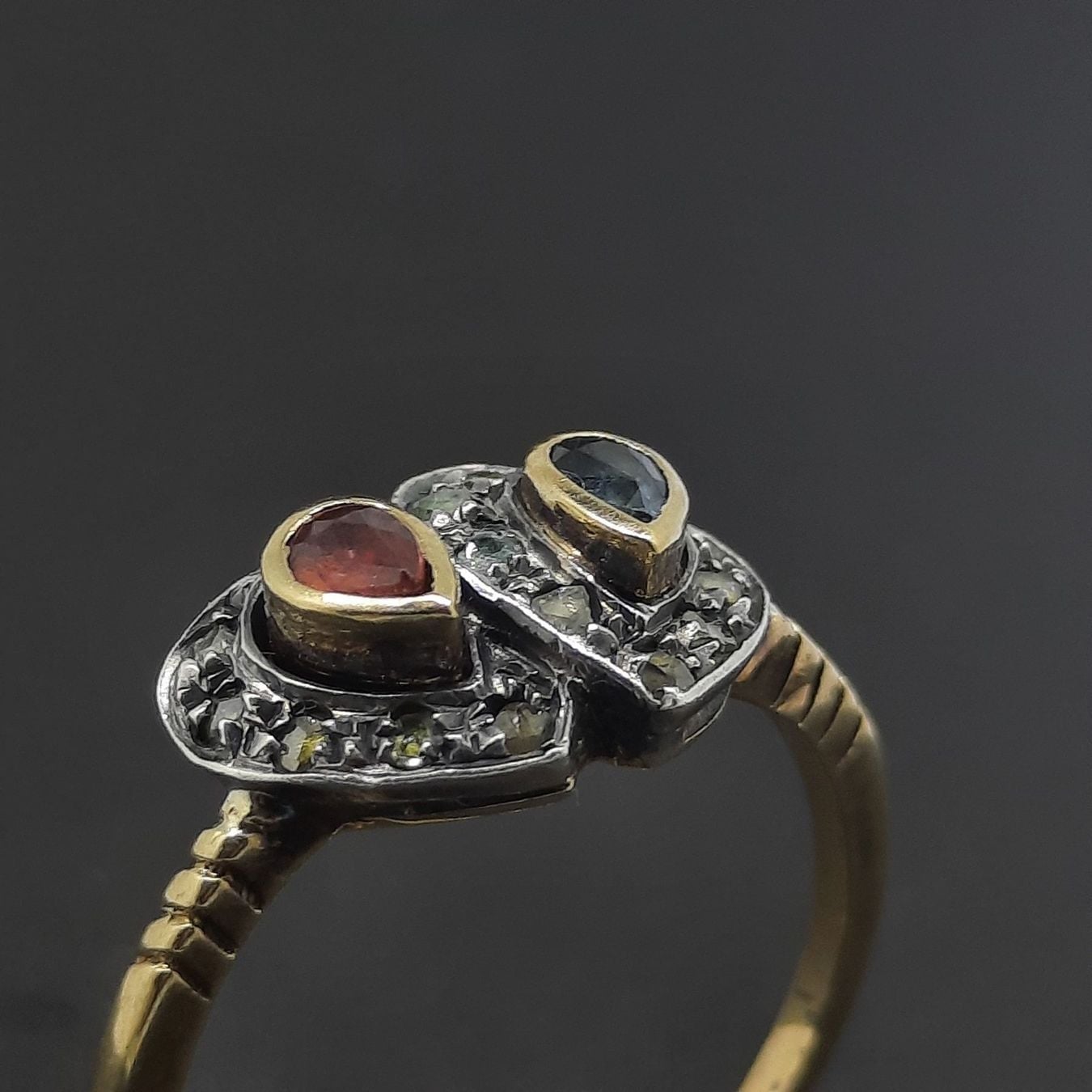 Bezaubernder Goldring mit diversen Edelsteinen — rings