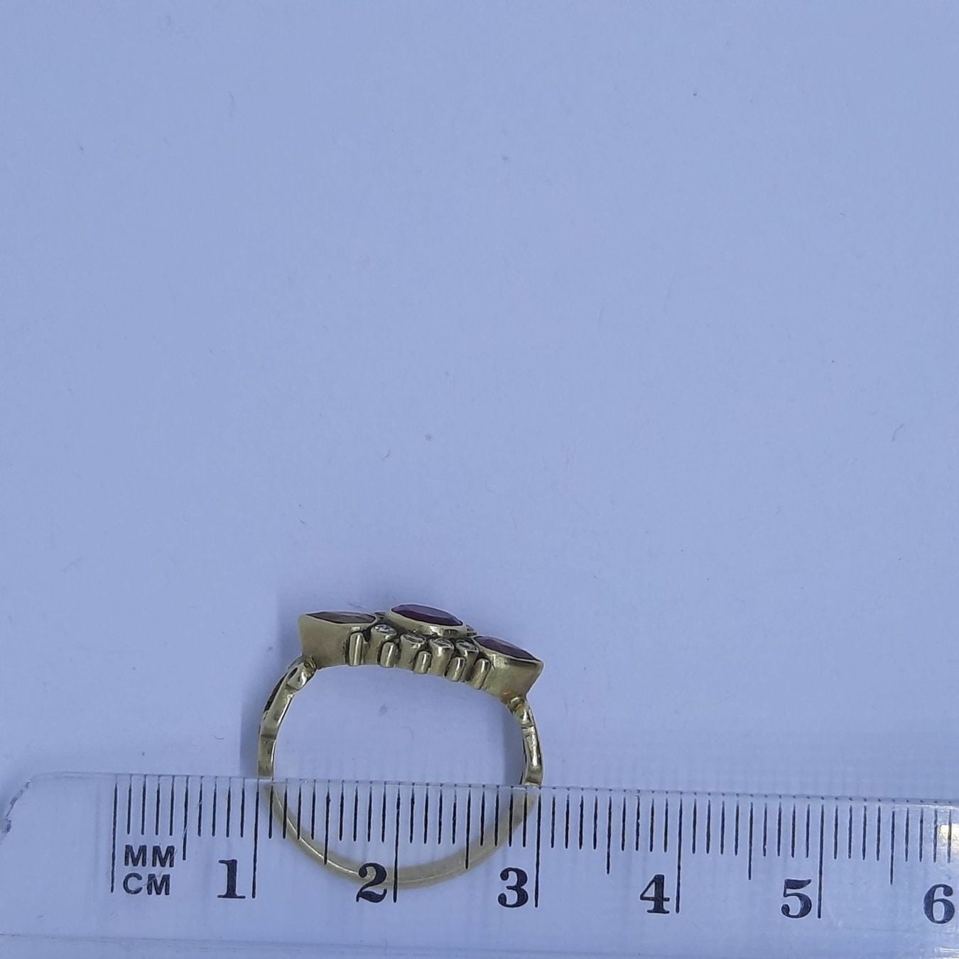 Hochwertiger Goldring mit diversen Edelsteinen — rings