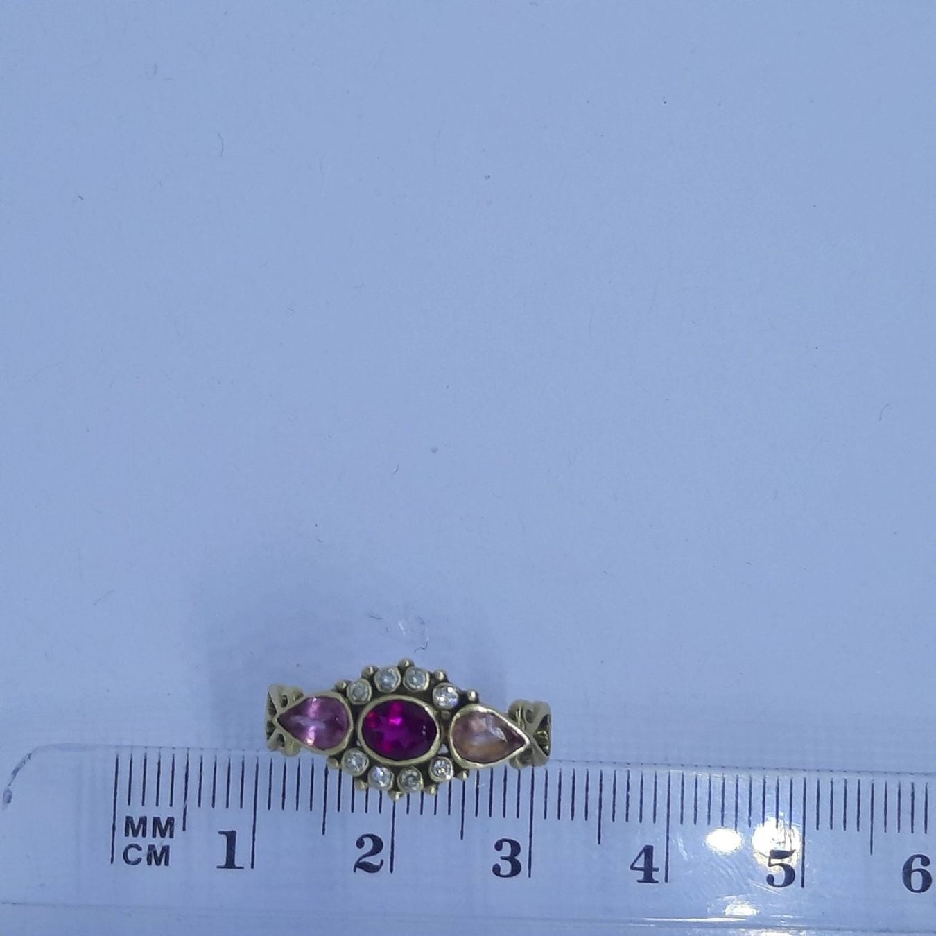 Hochwertiger Goldring mit diversen Edelsteinen — rings