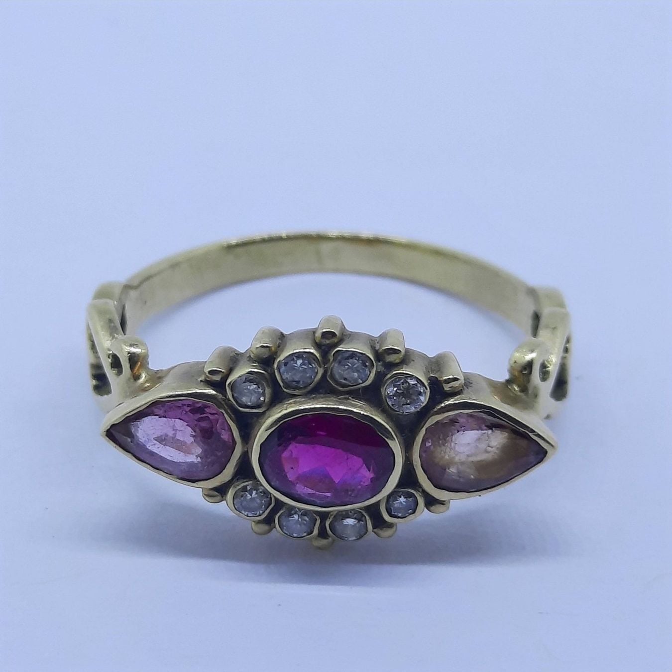 Hochwertiger Goldring mit diversen Edelsteinen — rings