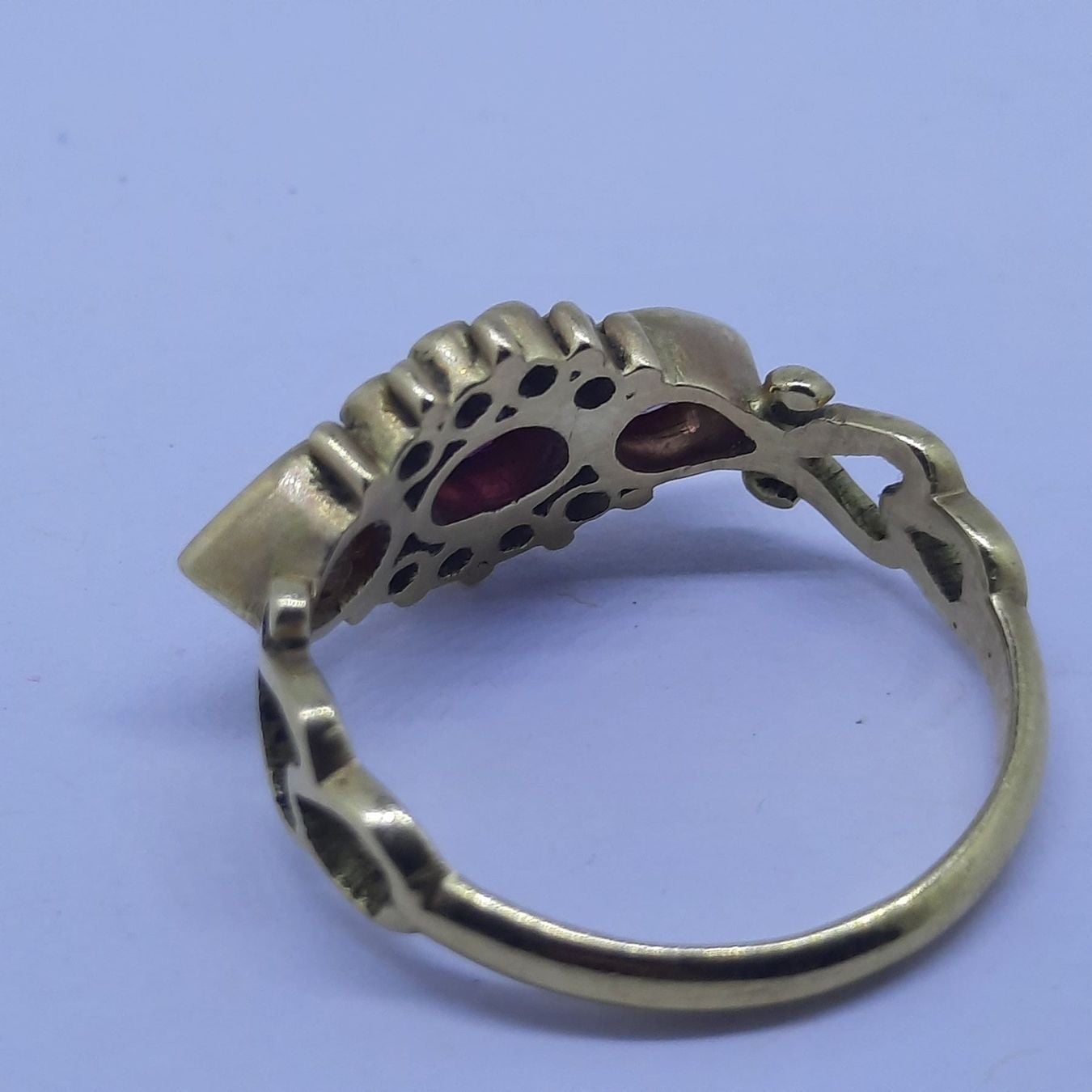 Hochwertiger Goldring mit diversen Edelsteinen — rings