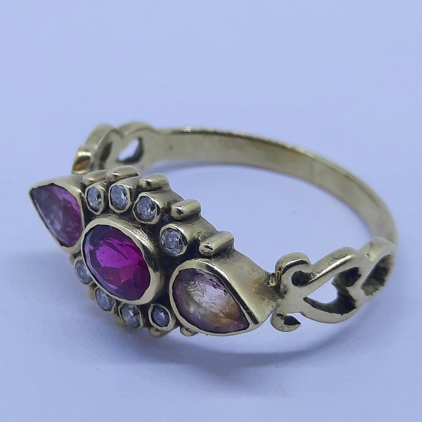 Hochwertiger Goldring mit diversen Edelsteinen — rings