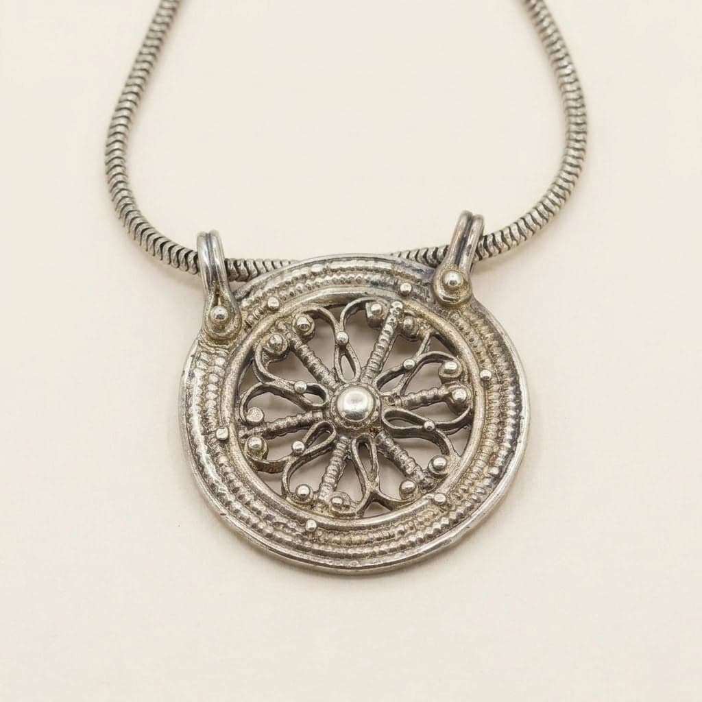 Collana raffinata con ciondolo in filigrana — foto 1 di 9