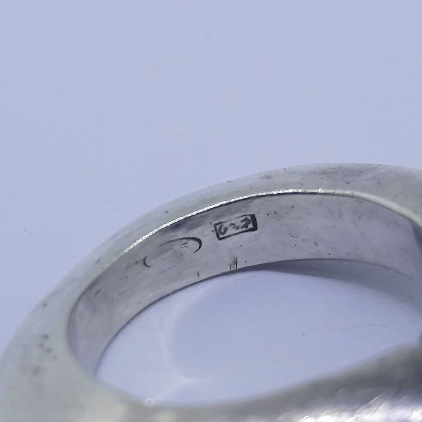 Ästhetischer Silberring mit verschiedenfarbigen Edelsteinen — Guter Zustand (VG) Ringe