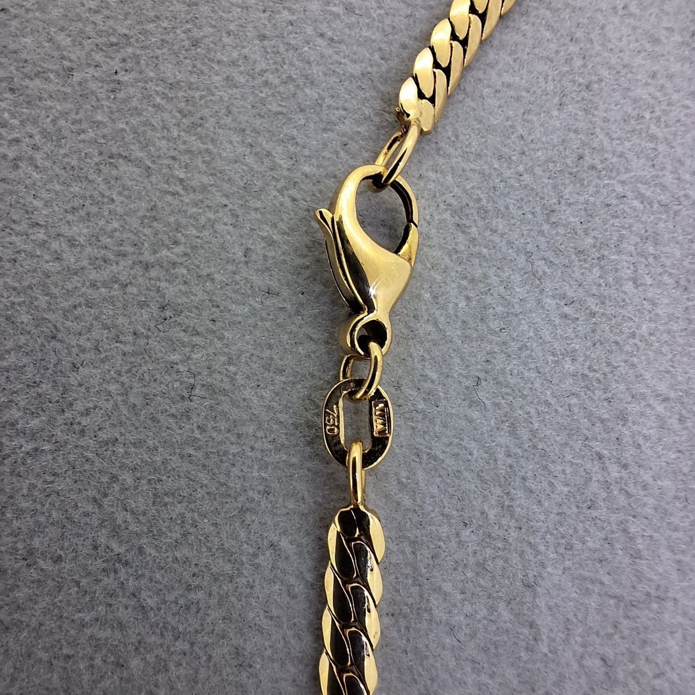 Wunderschönes Collier in 750 Gelbgold mit 3 Diamanten — Exzellenter Zustand (M-) Ketten & Anhänger