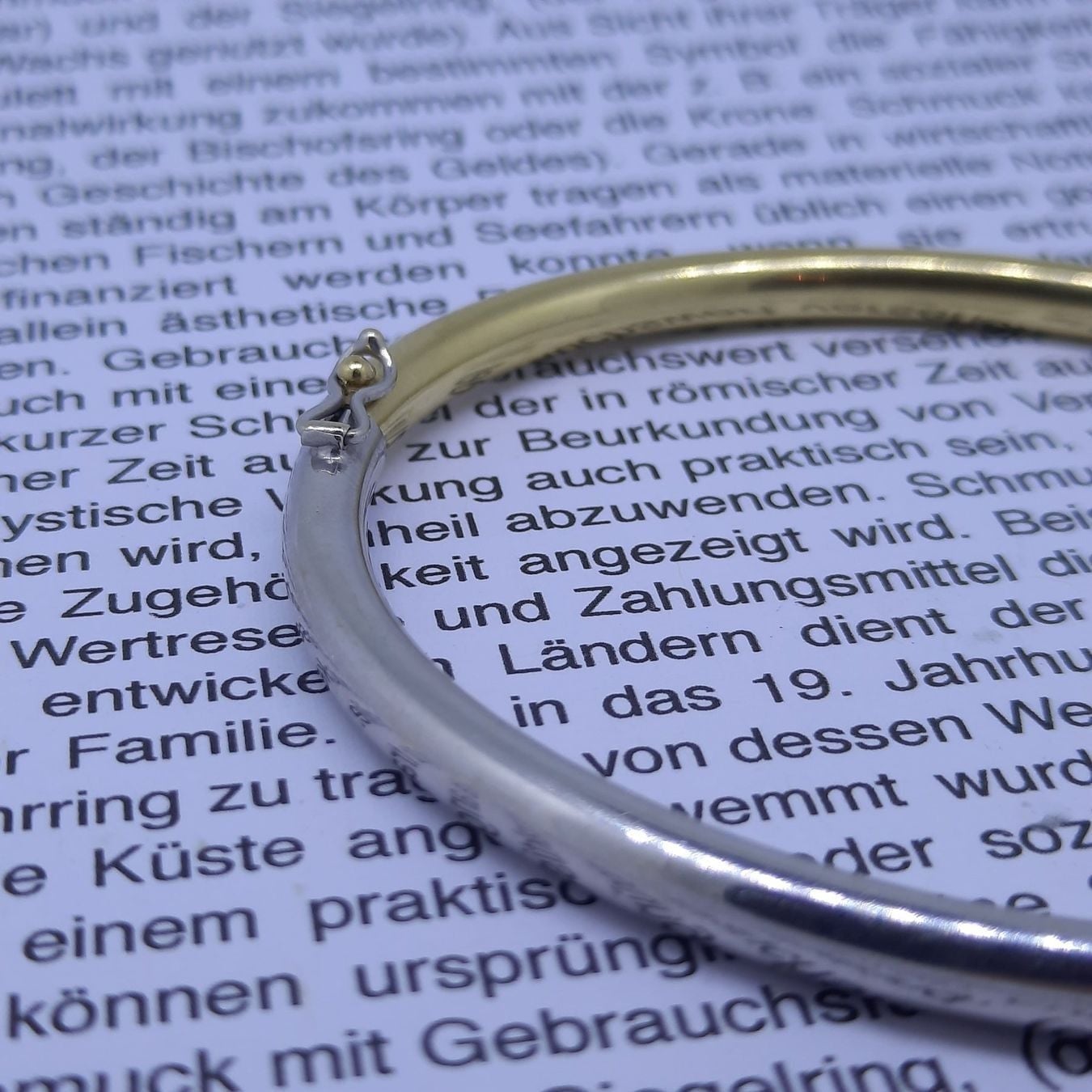 Beautiful Bangle in 750 White and Yellow Gold — Very good / fine (VG+) Bracelets