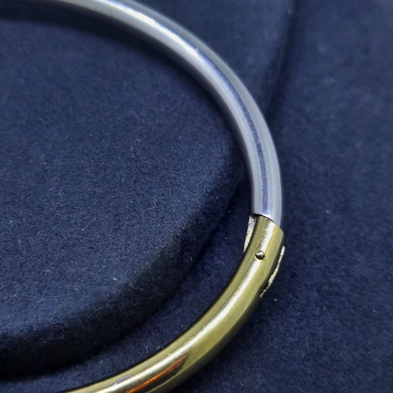Beautiful Bangle in 750 White and Yellow Gold — Very good / fine (VG+) Bracelets
