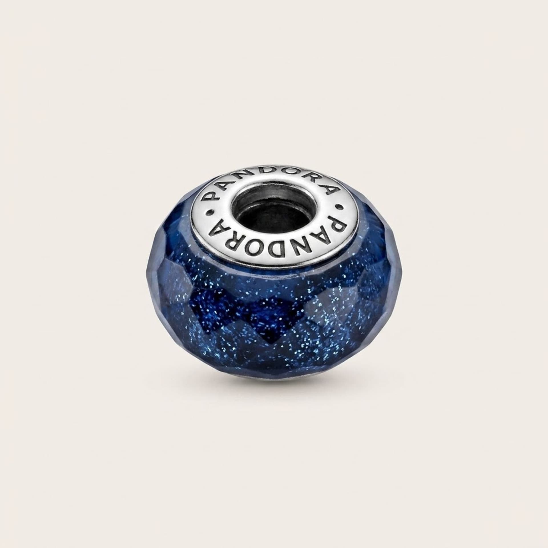 Wellenförmiges dunkelblaues Murano-Glas Charm — Foto 1 von 4