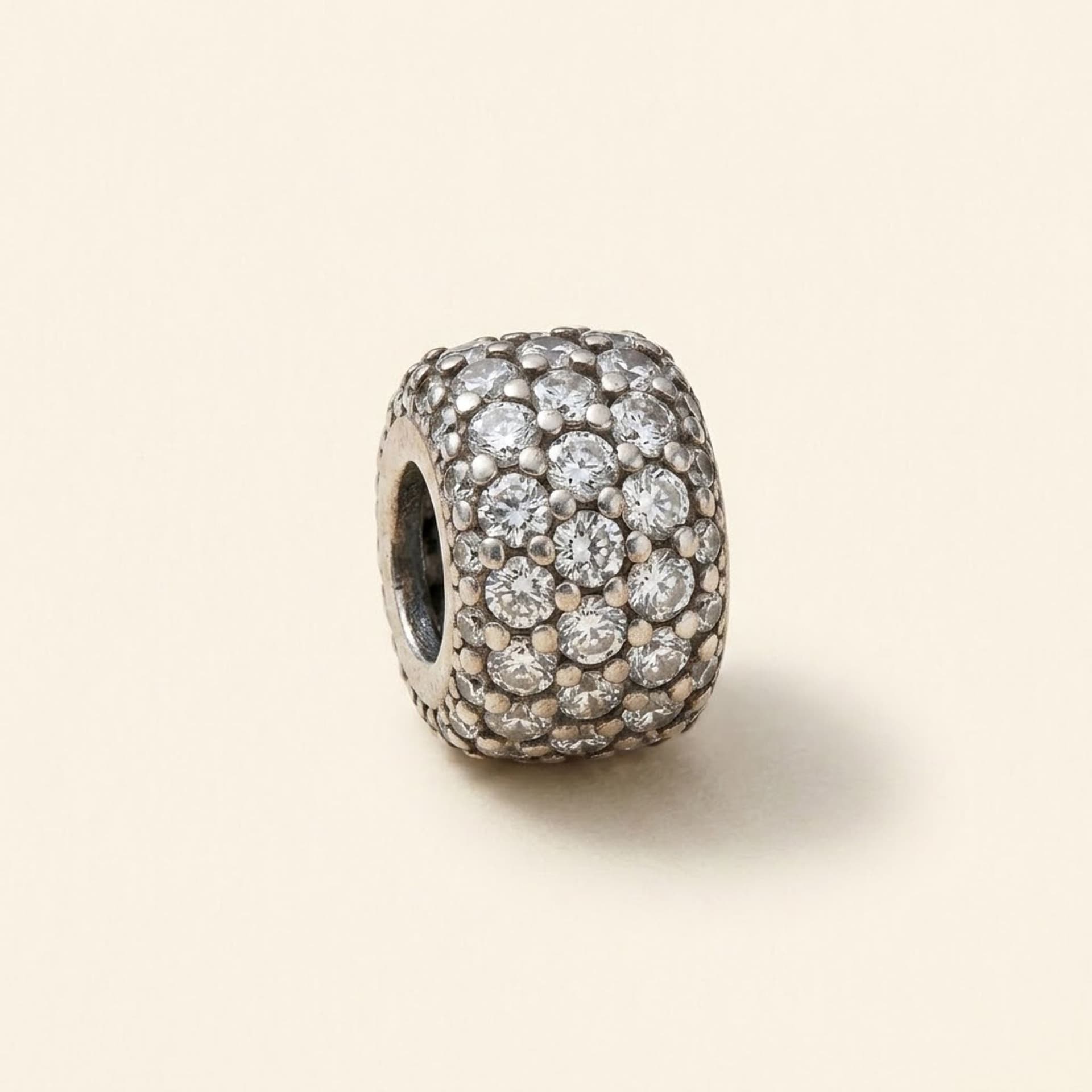 Funkelndes Dreireihiges Pavé-Charm — Foto 1 von 4