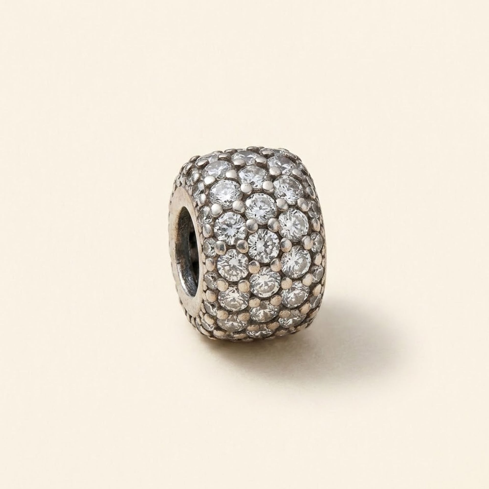 Charm pavé brillante de tres hileras — Estado excelente (M-) Collares y colgantes