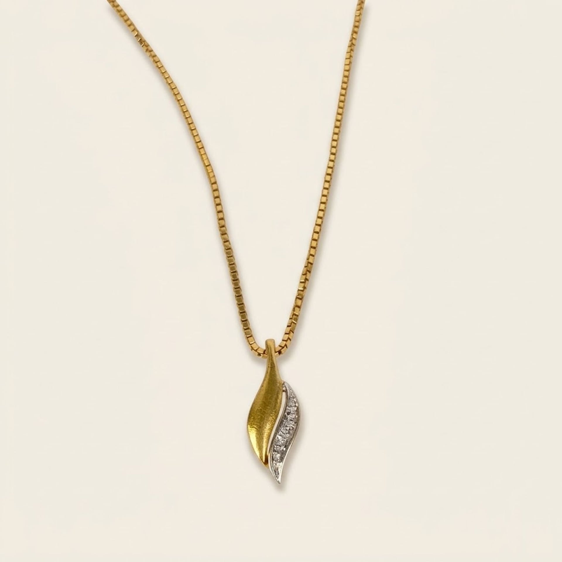 Venetian Chain with Brilliant-Cut Diamonds in Pendant — Very good / fine (VG+) Necklaces & pendants