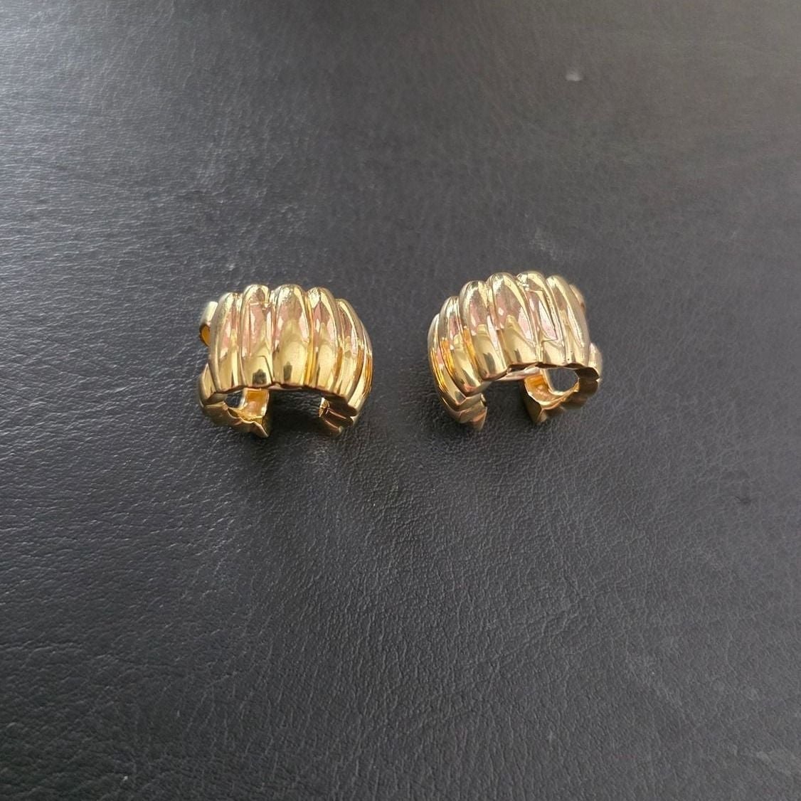 Clip-On Gold Hoop Earrings — Excellent (M-) Earrings