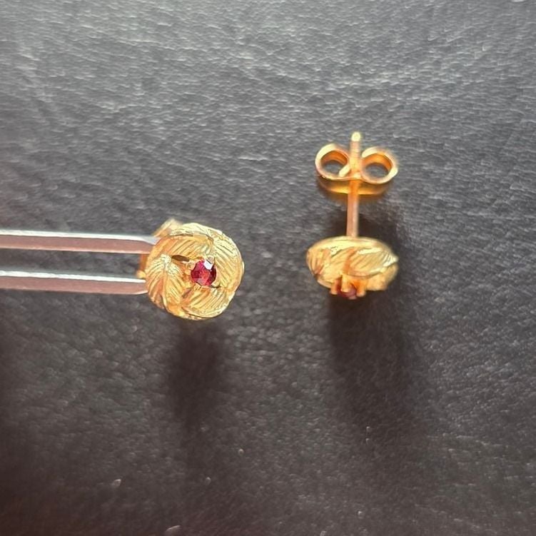 Stud Earrings 750 2.25g — Very good / fine (VG+) Earrings