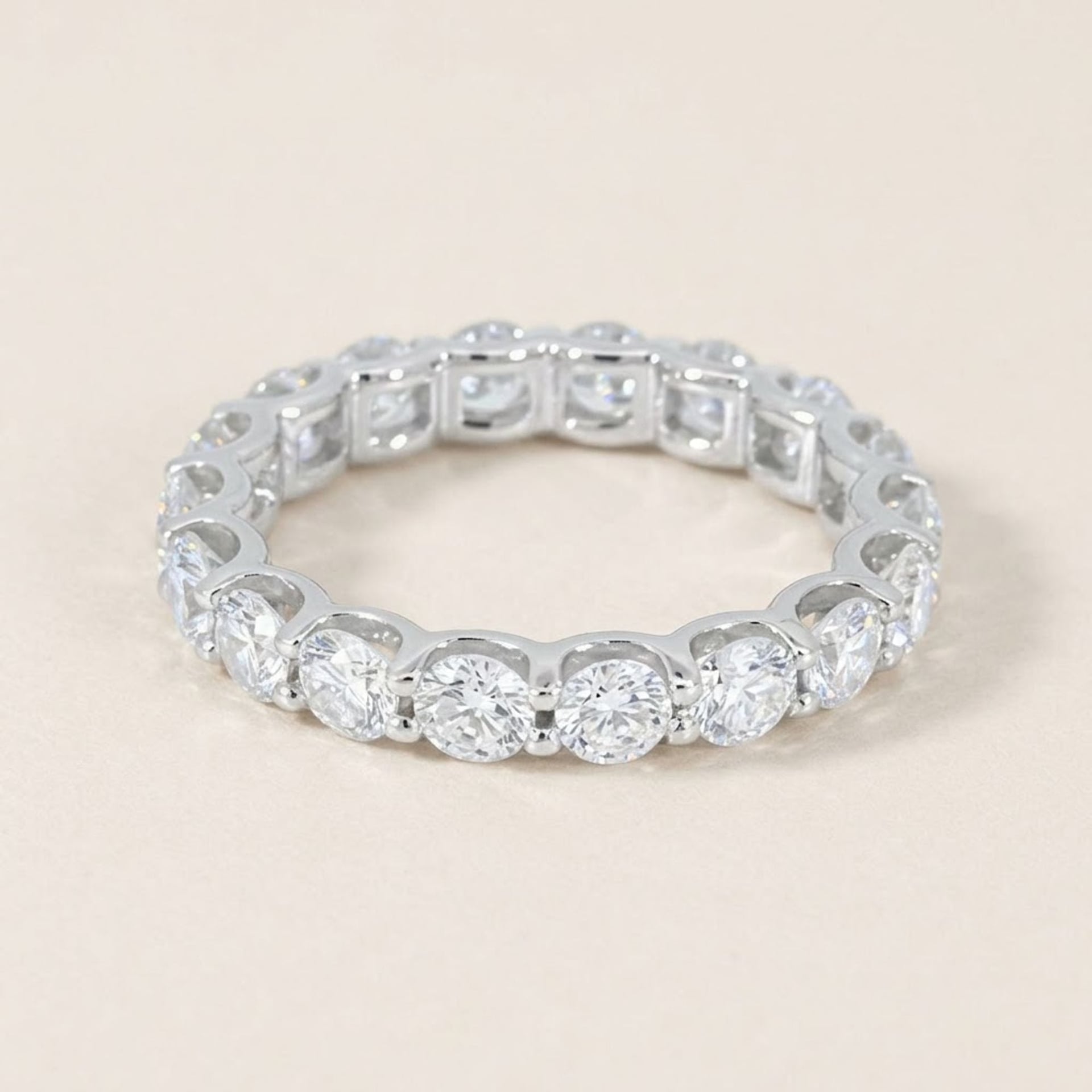 Alliance-Ring aus 14 Karat Weissgold mit Labor-Diamanten — Neuwertig (N) Ringe