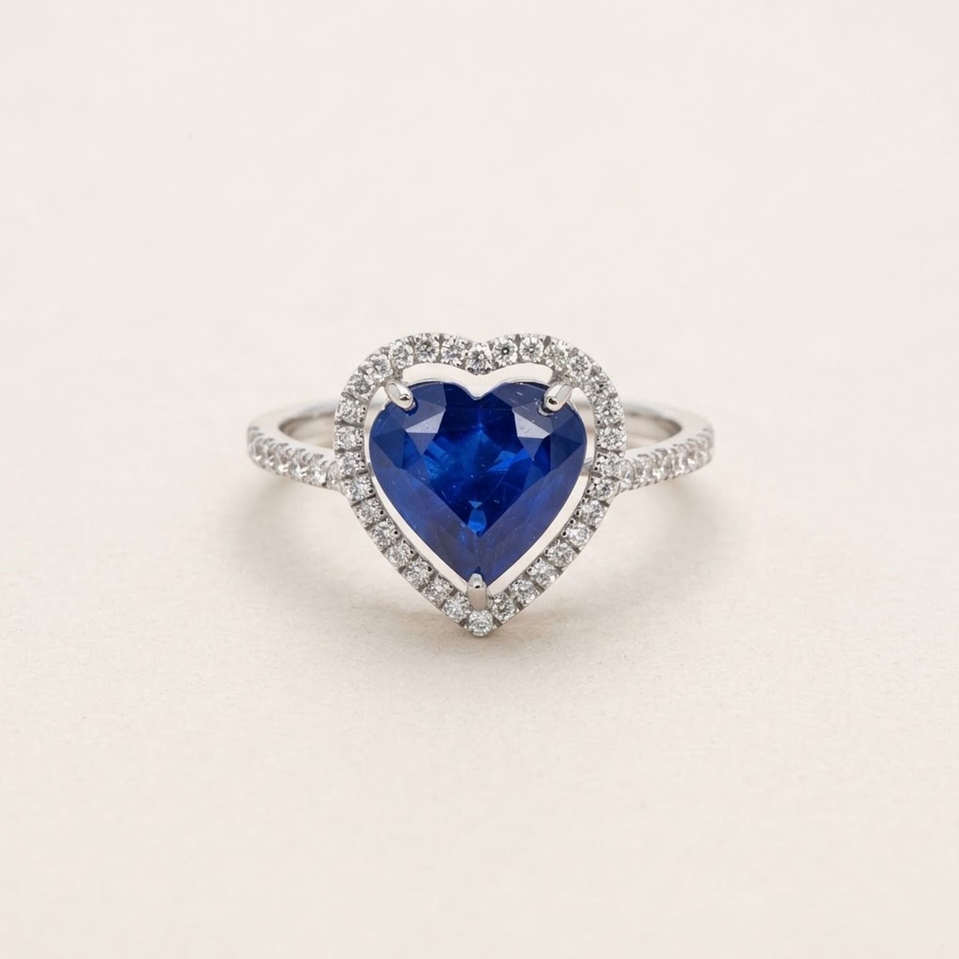 Saphir-Ring aus 14 Karat Weissgold, 3.47 ct mit 0.29 ct Diamanten — Neuwertig (N) Ringe