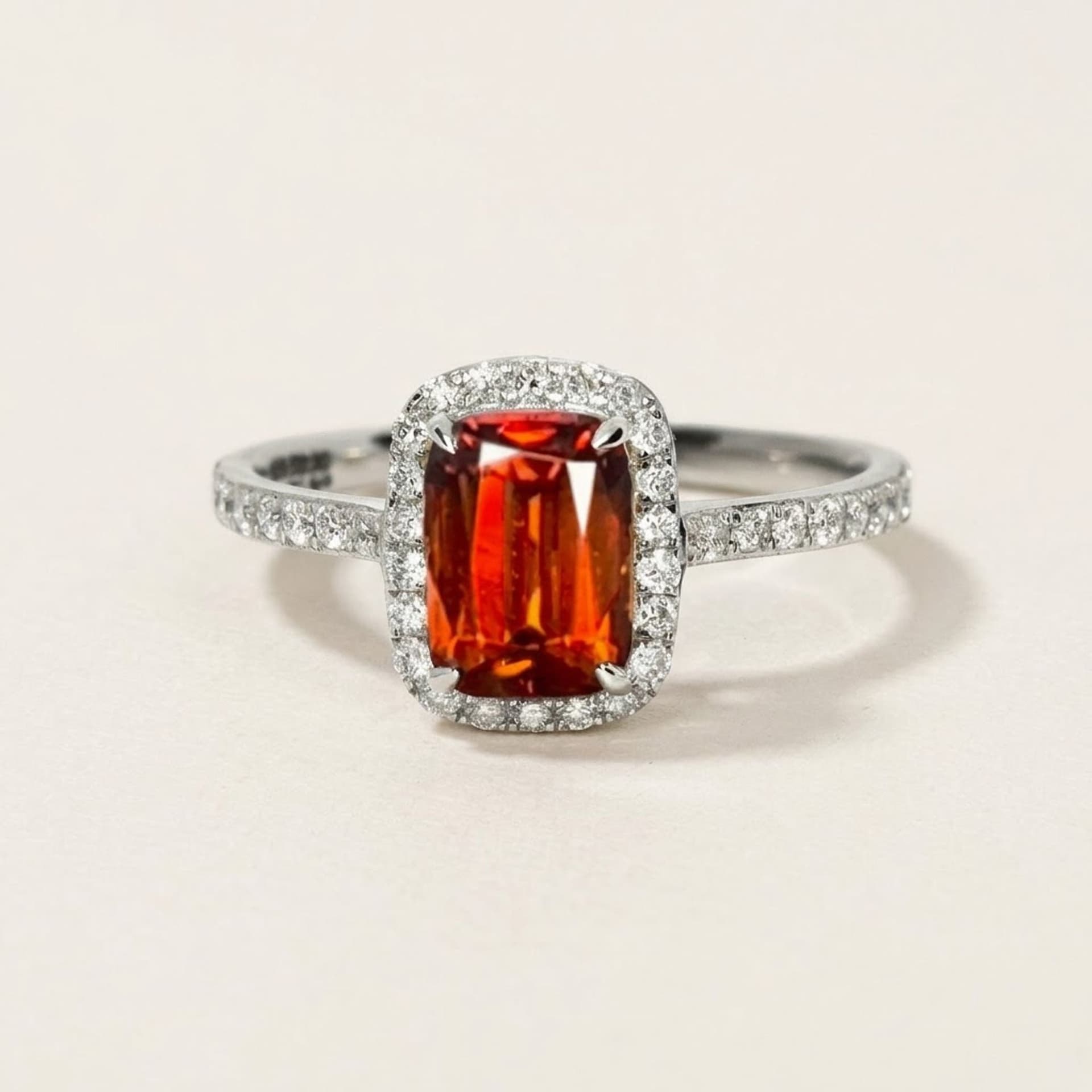natürlicher Zircon Ring 14K Weissgold, 2.20 ct mit 0.34 ct Diamanten — Foto 1 von 5
