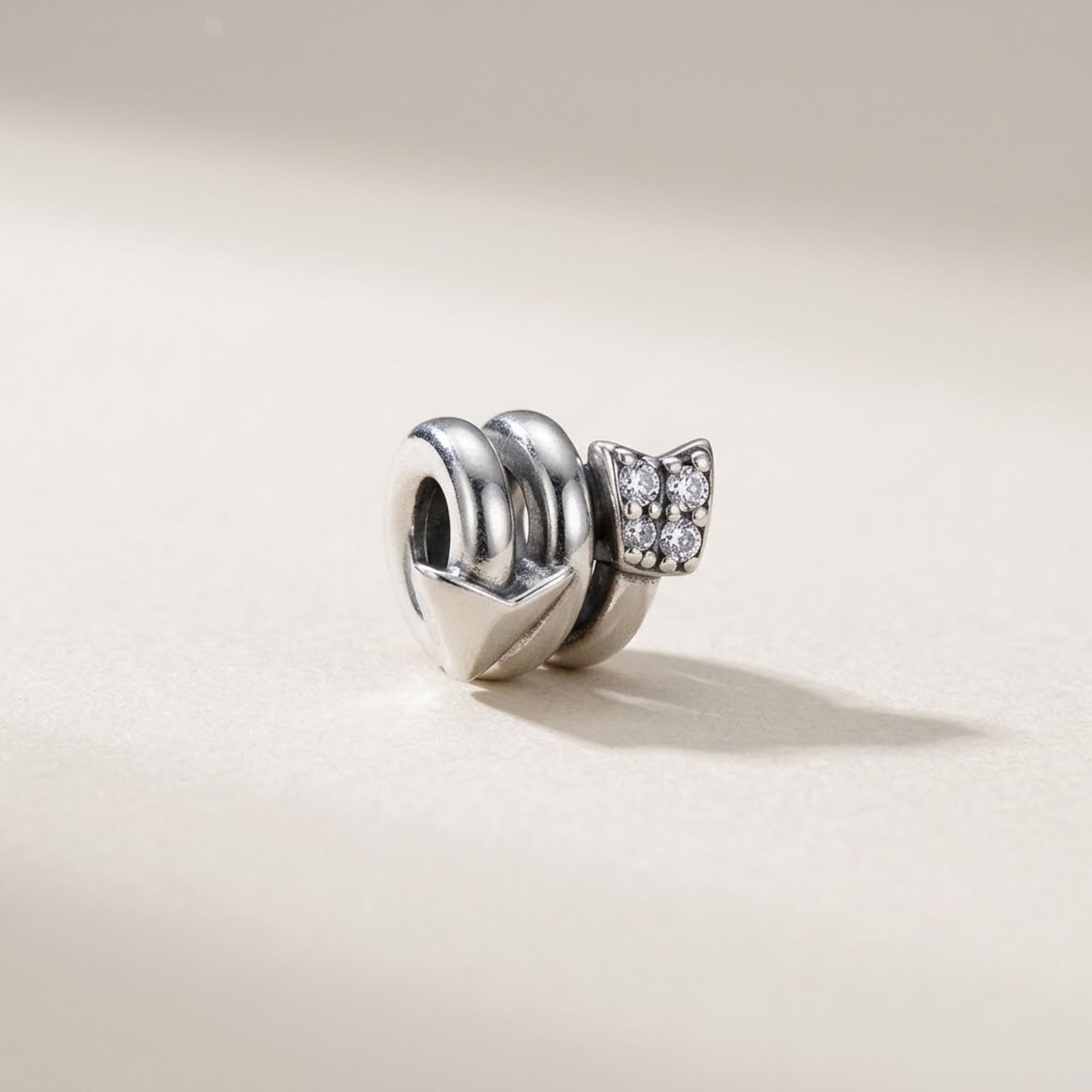 Twisting Arrow Charm — Excellent (M-) Necklaces & pendants