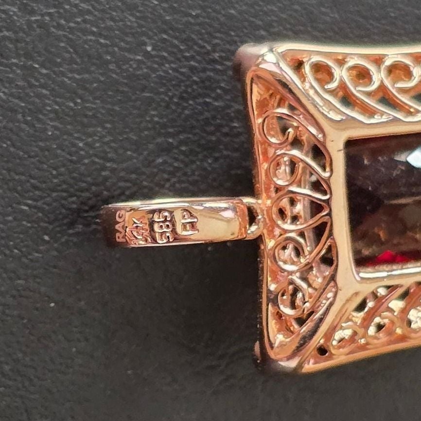 Rose Gold Pendant with Large Garnet — Very good / fine (VG+) Necklaces & pendants